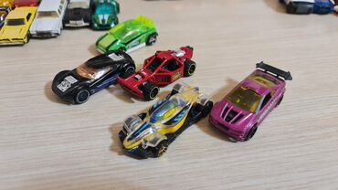 Oyuncaqlar: Hot Wheels mashonkalar satilir, hamisi originaldi. Biri 4 manatdir — 4
