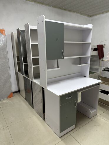 рабочий стол для офиса: Компьютердик үстөлү, Жаңы, Текчелери бар