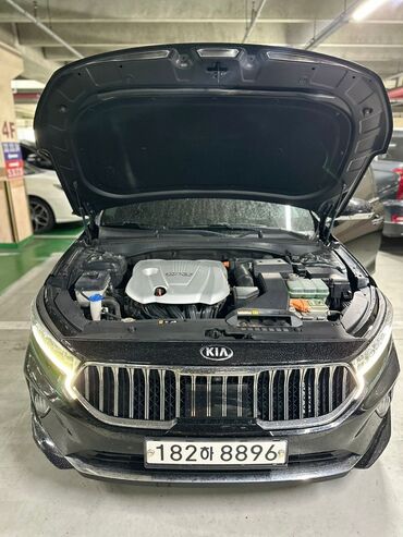дом на калесах: Элегантный черный гибридный седан Kia K7 с современным дизайном и
