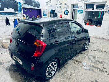 Kia: Kia Picanto, qara rəng, 5 qapılı hetçbek. Xüsusiyyətlər: - Kompakt — 2
