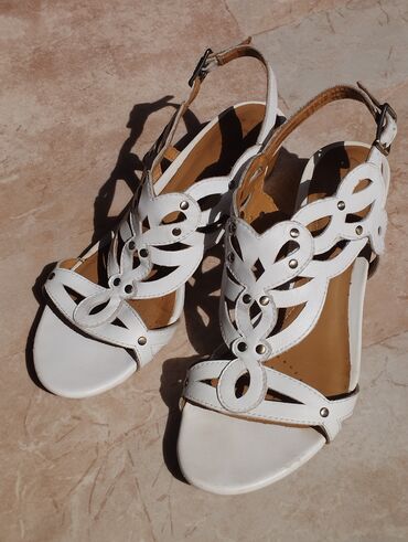 meray kee обувь: Босоножки Clarks из белой кожи. На узкую стопу. Хорошая устойчивость