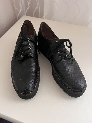 обувь женская 38: Оксфорды новые размер 38 цена 1000 сом