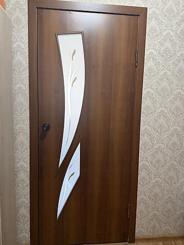 Межкомнатная дверь, Б/у, Со стеклом, Одностворчатая, Деревянная, Распашная, цвет - Коричневый
