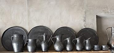 balaca qazan: Əl işı mis/boz rəngli metal sürahi və sini dəsti - Material: döymə — 1
