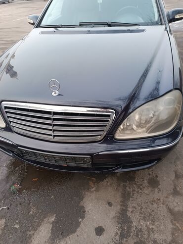 купить мерседес до 5000 долларов: Элегантный седан Mercedes-Benz в темно-синем цвете, модель W220