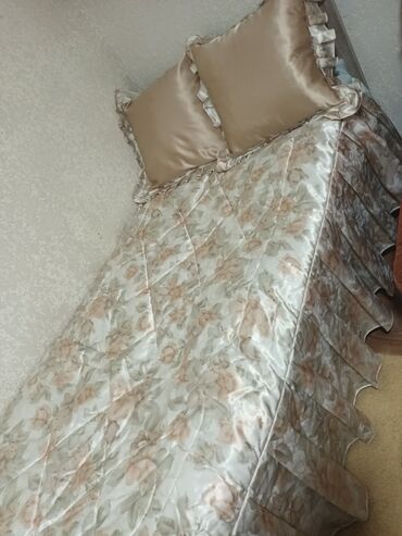подушка с гречневой шелухой: Покрывало одна спалка,с подушками. В хорошем состоянии саму Покрывало