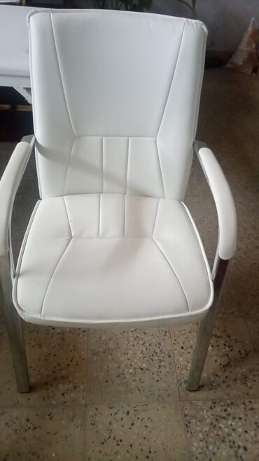 Ağ rəngli müasir kreslo - Material: Yumşaq, asan təmizlənən süni dəri
