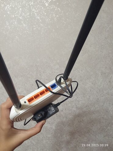 Принтеры: TP-Link TL-WR840N modeli olan bu ağ routerı, iki xarici antenə və dörd