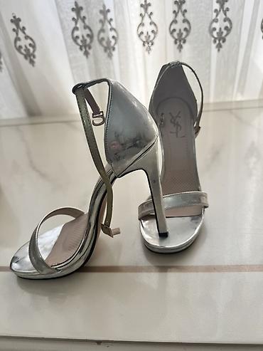 sacaqlı papışlar: Qadın ayaqqabıları dəsti 1) Gümüşü hündürdaban sandal - Rəng: metalik — 1