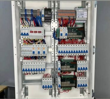 şit örtüyü: Elektrik paneli, müxtəlif elektrik dövrələrini idarə etmək və qorumaq