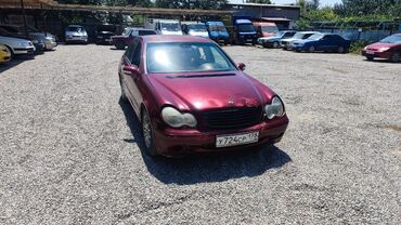 сколько стоит квадроцикл: Седан Mercedes-Benz C-Class красного цвета. Автомобиль оснащен