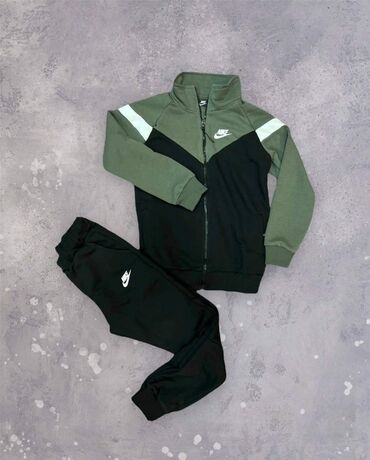 Komplet trenerke: Decije trenerke
Unisex
8 - 14
Uvoz Turska
3200 — 7