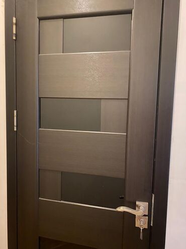Giriş qapıları: İç qapı – müasir dizayn - Material: ağac əsaslı MDF/laminat örtük -