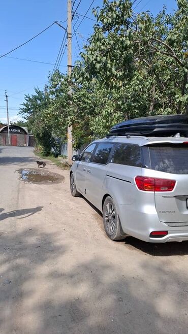 домик на колесо: Продается минивэн Kia Carnival в серебристом цвете, оснащенный черным