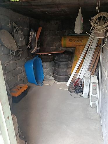 Продажа полдома: Продается пол дома. Район ГЭС-2. Участок по документам 5 сот. Рядом — 11