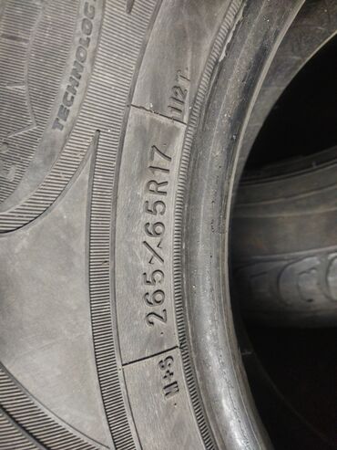 шины 17 размера: Автомобильная шина с маркировкой 265/65R17 112T и M+S, что указывает