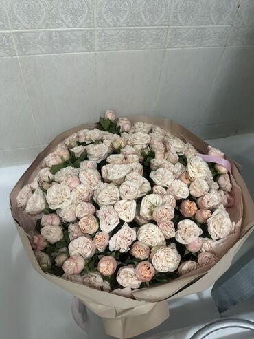 букет из бабочек цена: Букет из множества маленьких роз пастельных оттенков. Цветы собраны в