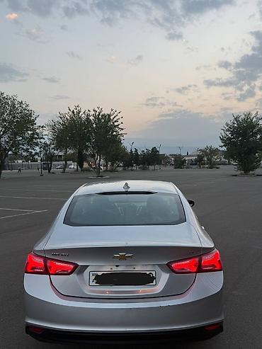 malibu spoiler: Chevrolet Malibu – gümüş rəngli, geniş və komfortlu sedan — 6
