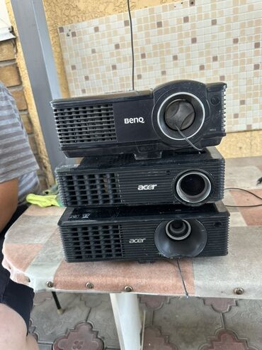 проекторы benq с зумом: В наличии три проектора разных моделей и производителей: BenQ и Acer
