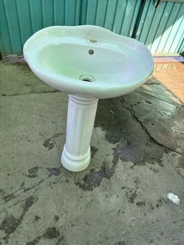 куплю не рабочие инструменты: Ванна 1.5м с ножками, водонагреватель 80л вода капает а так в рабочем