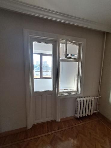 misar frez: Ağ rəngdə klassik dizaynlı balkon qapısı və pəncərə dəsti - Material — 2
