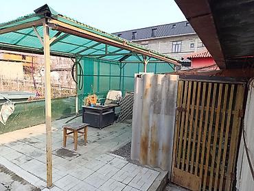 Продажа коттеджей и домов: Продаётся жилой дом с благоустроенным двором. Описание: - Одноэтажный — 8