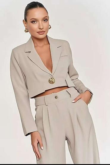 Kompleti: 💫Ženski komplet – kratki sako i široke pantalone
2500 din — 2