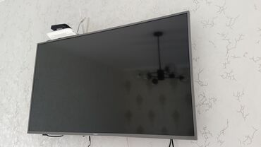 тв монитор lcd: Элегантный плоский телевизор с широким экраном, идеально подходящий