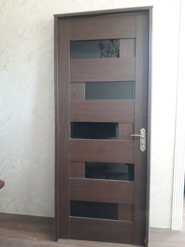 Tavan: Müasir dizaynlı daxili qapı - Material: taxta karkas, tünd qəhvəyi