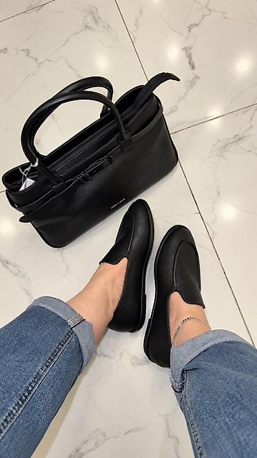 Мокасины и лоферы: Qadın üçün klassik qara loafer ayaqqabılar - Model: slip-on loafer - — 1