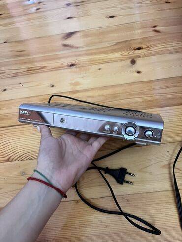 işlənmiş profnastil: KATV 1 rəqəmsal kabel resiveri, kabel televiziyası siqnallarını qəbul