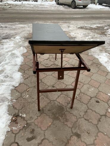 продаю старый мебел: Продается массажный стол. В отличном состоянии. Все вопросы по