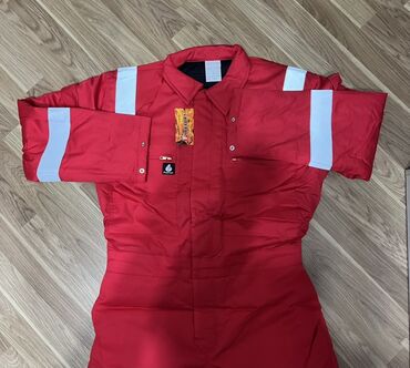 qirmizi kofta: Firefort markalı qırmızı rəngdə olan kombinezon. Üzərində