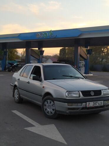 машина в залоге: Volkswagen Vento: 1992 г., 1.8 л, Механика, Газ, Седан