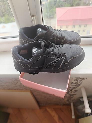 красофкалар мужской: Qara rəngli Nike Air idman ayaqqabısı - Model: aşağı profilli — 1