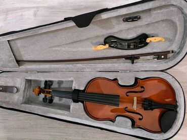 cena mikrofona: NA PRODAJU VIOLINA 1/2
Sa kutijom i novim podmetačem
cena 180e