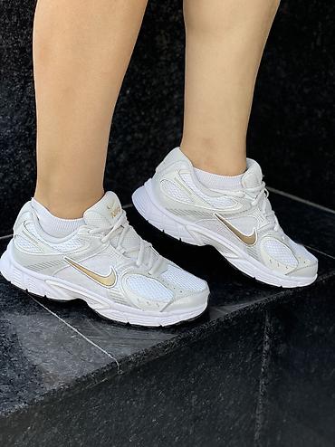 tech flees: Кроссовки Nike (модель в беговом стиле) — белые с золотым Swoosh. - — 4