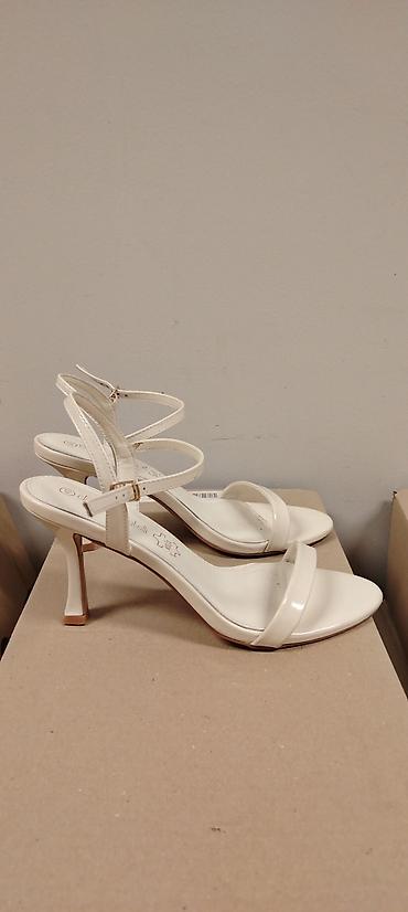 hermes papuce: Prelepe bež sandale, lakovane, vel 40, gazište 26cm, štikla 7cm — 6