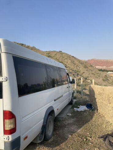 автомобиль фольксваген поло: Ağ rəngli bu mikroavtobus geniş sərnişin daşınması üçün nəzərdə