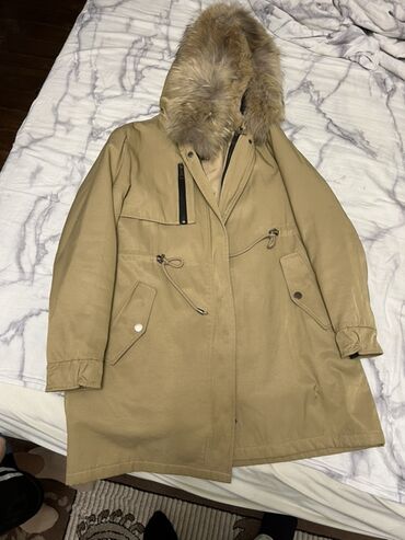 длинное трикотажное платье с капюшоном: Зимняя парка с меховой отделкой, бежевого цвета. - Теплый капюшон с