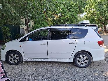 справа: Toyota Ipsum: 2002 г., Автомат, Бензин, Минивэн — 2
