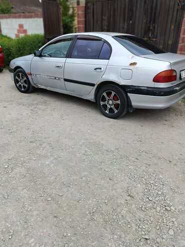 трактор матор: Toyota Avensis: 1999 г., 1.6 л, Механика, Бензин, Седан