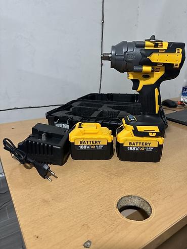 dewalt: Аккумуляторный ударный гайковерт (бесщеточный) Комплектация: - — 1