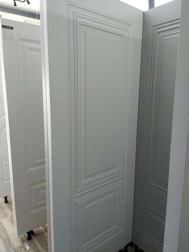 2ci el qapi: Ağ rəngdə, klassik üslubda hazırlanmış qapı. Qapının üzərində