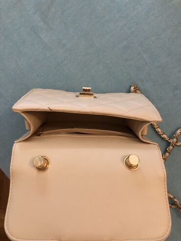 mantil kais ramena: Nova, nekorišćena torbica preko ramena, u odličnom stanju
