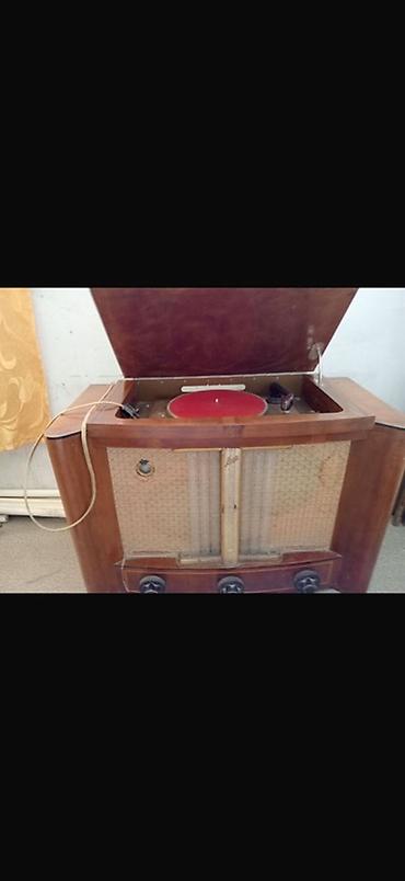Vintage mebel tipli radio-grammofon (radiola) - Korpus: laklı taxta