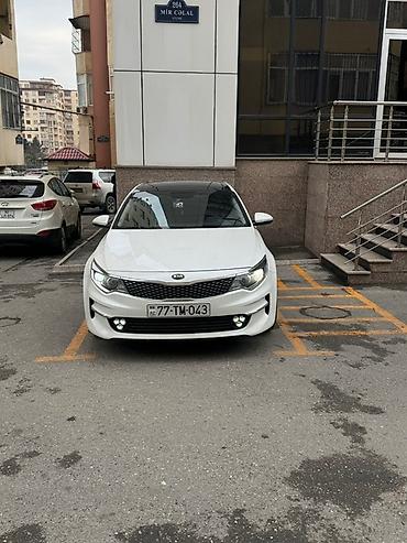 opdima: Ağ rəngdə, qara damı olan Kia Optima avtomobili. Maşın rahatlığı və — 4