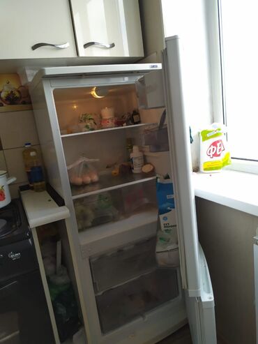 большие холодильники: Холодильник Indesit, Б/у, Двухкамерный, De frost (капельный), 60 * 160 * 50