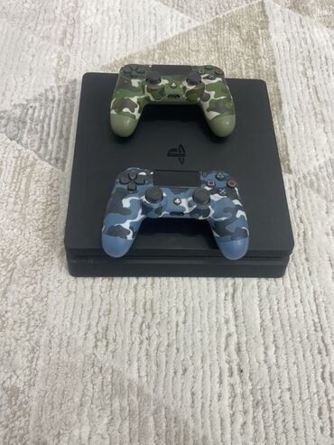 playstation 2 hdmi: Игровая консоль PlayStation 4 в черном корпусе. В комплекте два