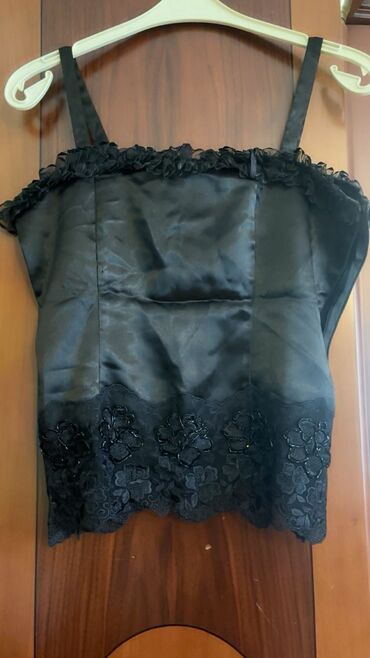 Ziyafət donları: Ziyafət geyimlərinin satışı her rengde var. Qiymetler ferqlidi. 15 azn — 10